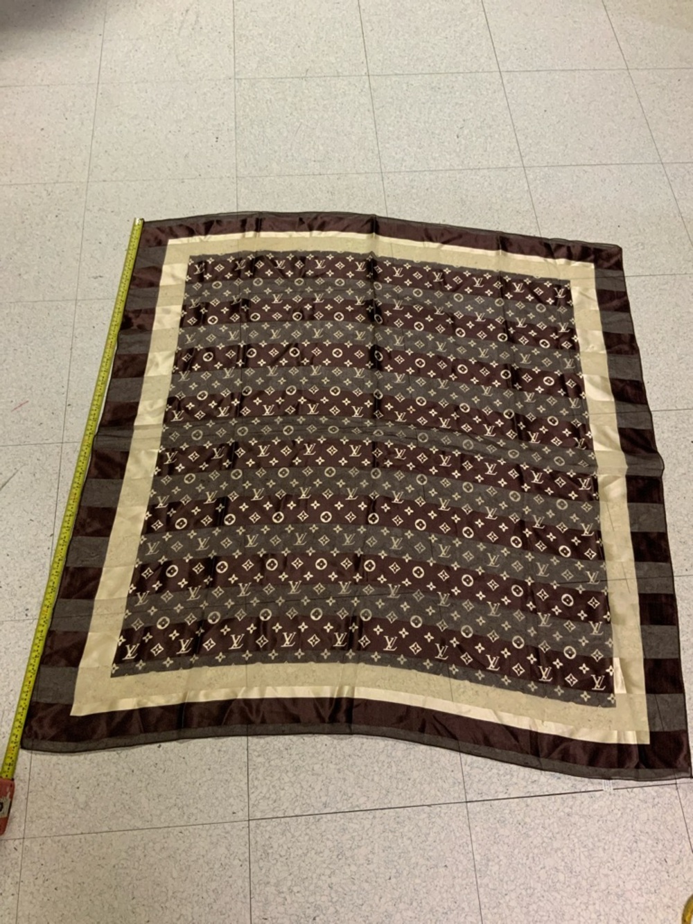 LV silk scarf.  Barely used. Dimensions 38.5”X38.5”. Reasonable offers pls. - Picture 5 of 6